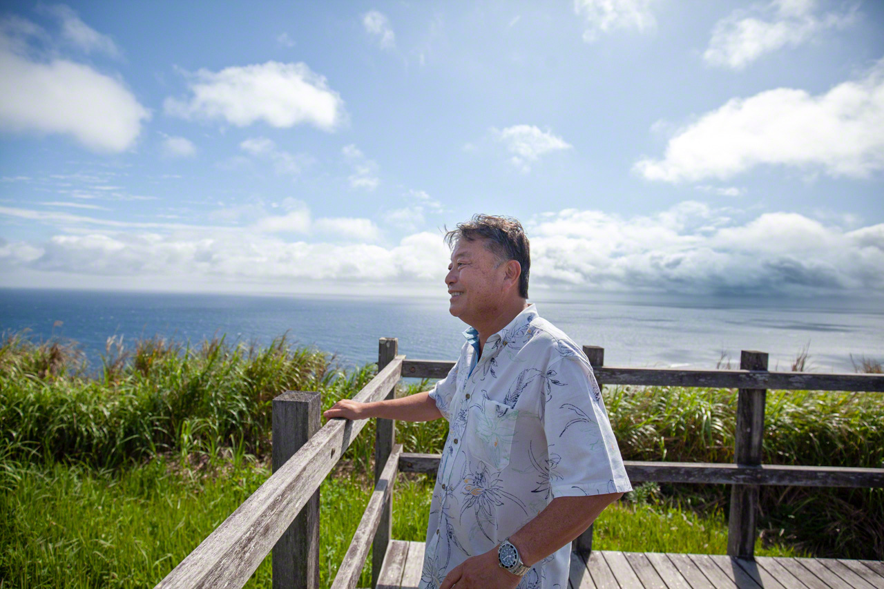 Yasukawa takes in the view from an observation deck on Ōgami Island. (© Ōnishi Naruaki)
