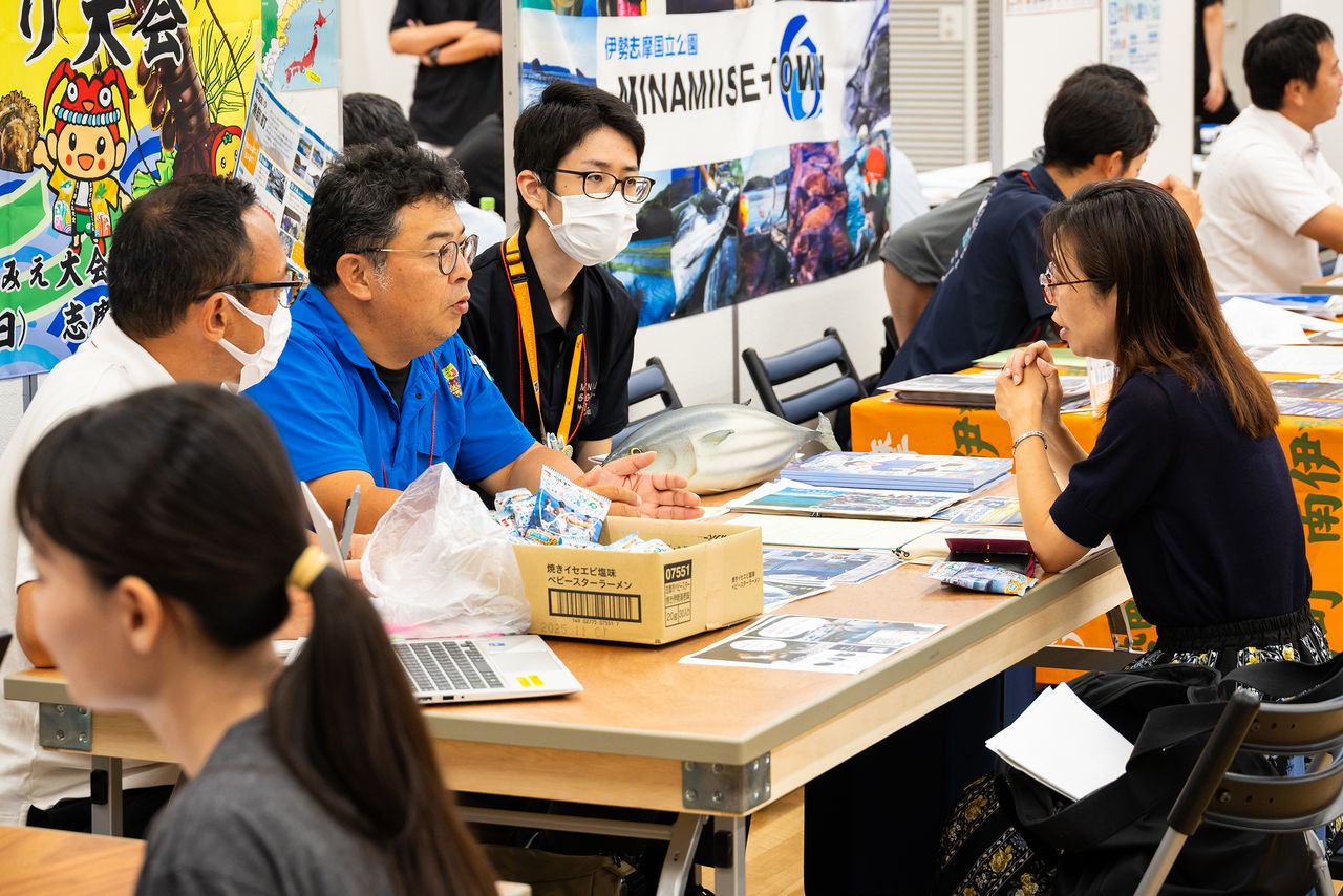A female attendee eagerly asking questions. (© Nippon.com)