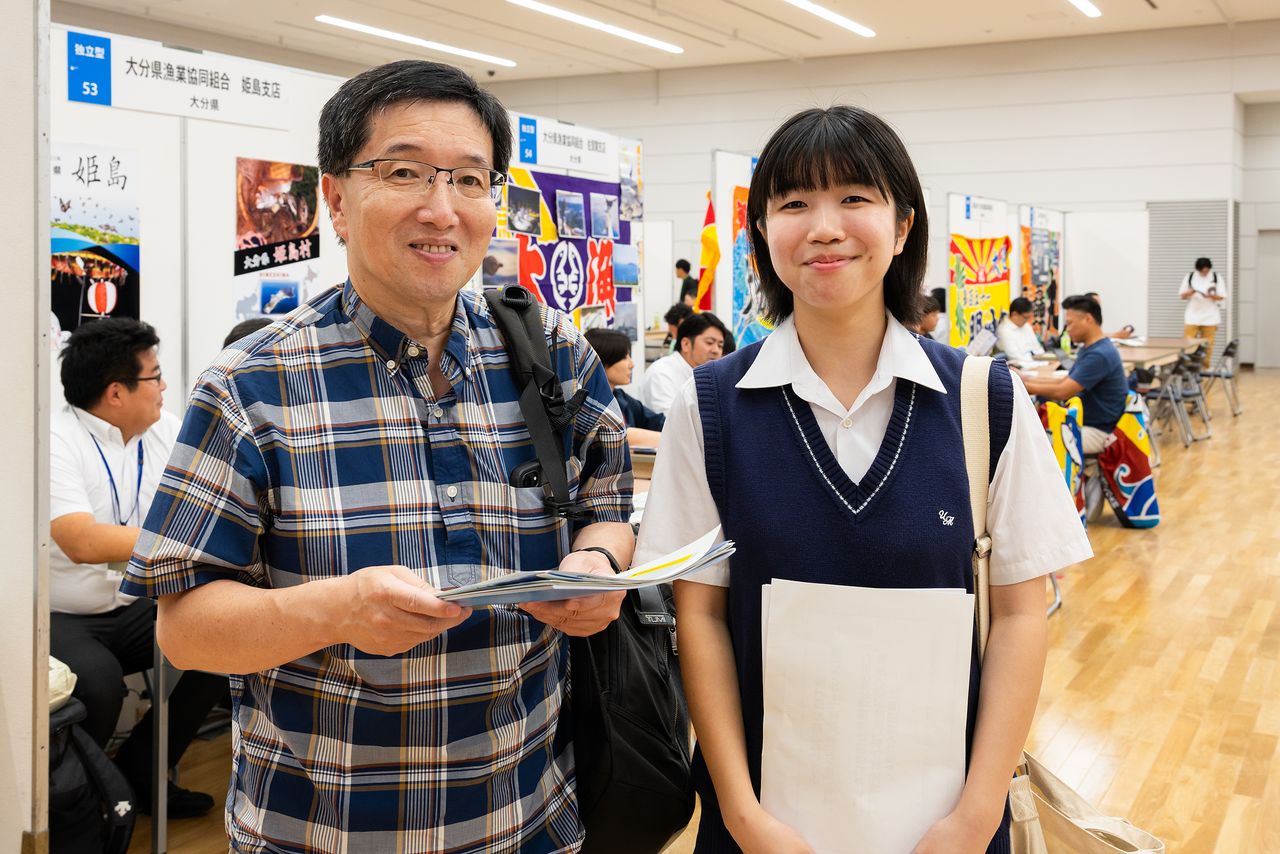 Kimijima Hiori, hailing from landlocked Saitama, would need to move away from home to pursue a fishing career. Even so, her dad supports her aspiration. (© Nippon.com)