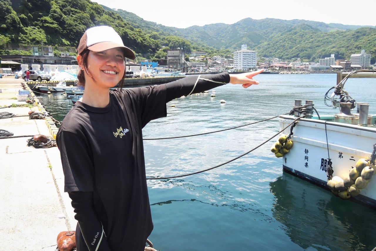 Urata’s cheerful presence has become a feature of Ajiro’s port. (© Kawamoto Daigo)
