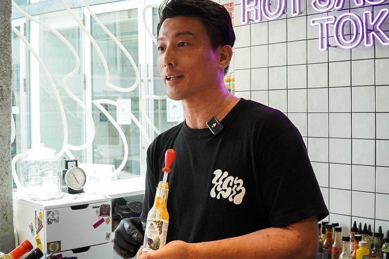 During tastings, Kimura explains the back story and flavor characteristics of the shop’s different hot sauces. (© Nippon.com)