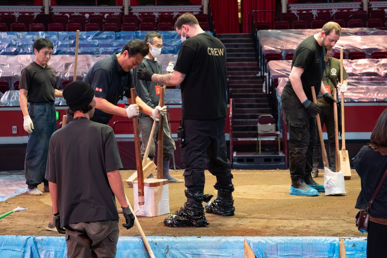 The dohyō under construction in the Royal Albert Hall. (© Tony McNicol)