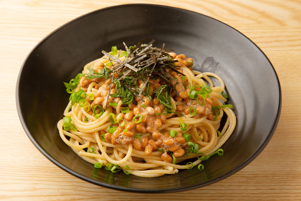 Nattō pasta. (© Pixta)