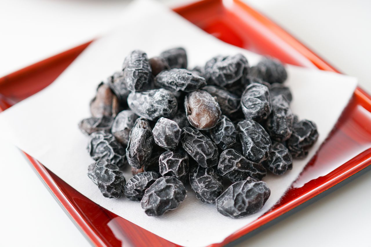 Despite sharing a name, the sweet treat amanattō has nothing to do with its fermented soybean namesake. (© Pixta)