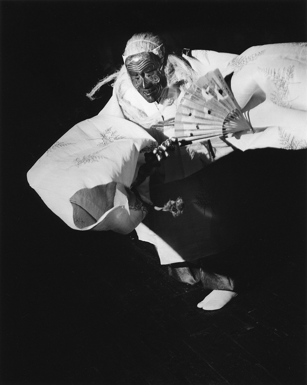 Ennen no mai: This photo, taken from an unusual perspective, depicts the dynamic movement of the ennen no mai, a ritual longevity dance performed at the temple Mōtsūji in Hiraizumi every year on January 20. Iwate Prefecture, 1979. (© Haga Hideo)
