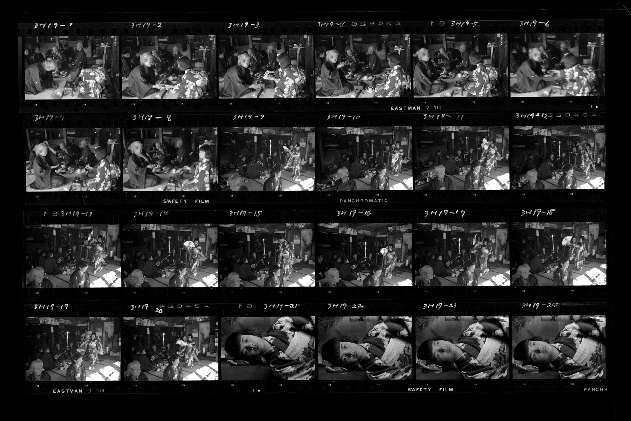 A film negative strip taken at the jūsan iwai. The photo sequence is a precious record of how the girl comported herself during the photo session. (© Haga Hideo)