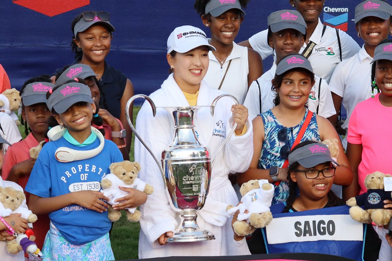 Saigō Mao posing with children after winning the Chevron Championship on April 27, 2025 in Woodlands, Texas. (© Jiji)