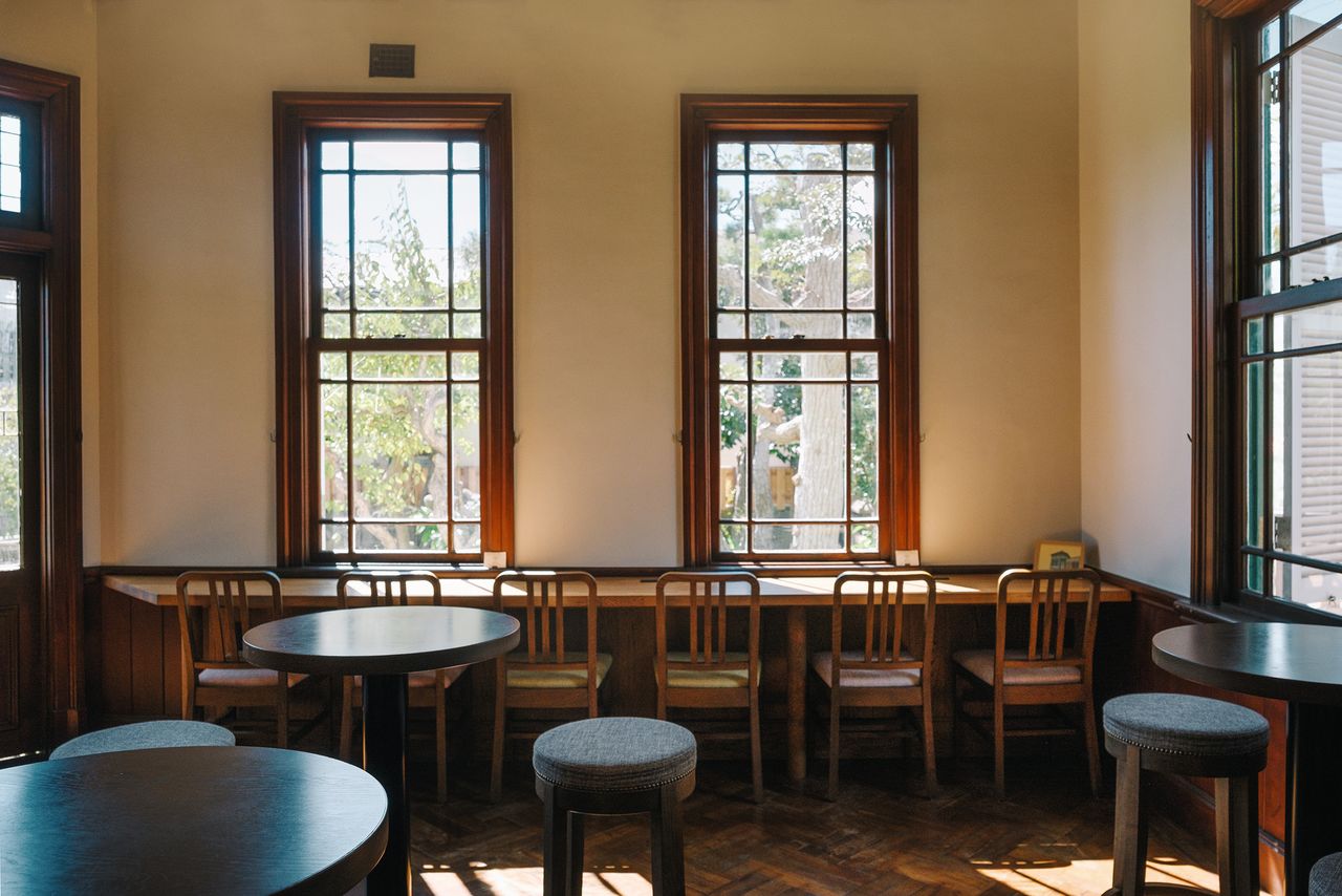 Natural light enhances the interior. (© Kawaguchi Yōko)