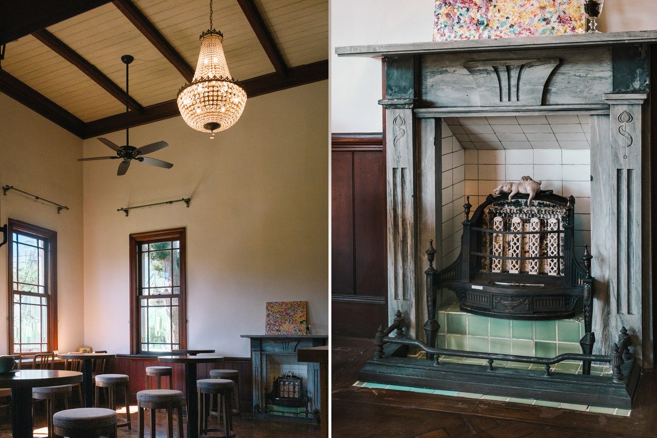 The high-ceilinged room features a chandelier and fireplace with mantelpiece. (© Kawaguchi Yōko)