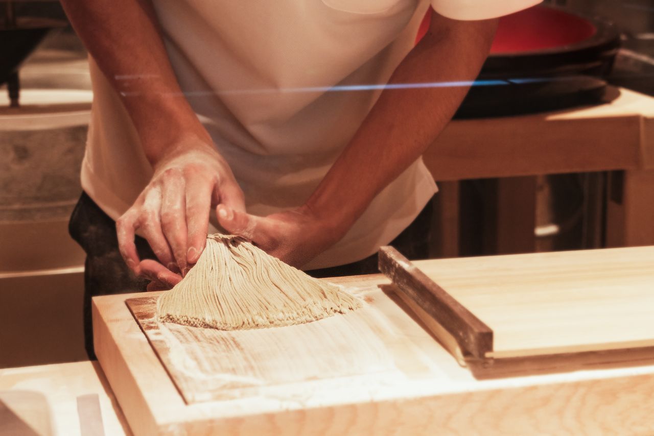 The skill of the chef is apparent in the beautifully cut noodles. (© Kawaguchi Yōko)