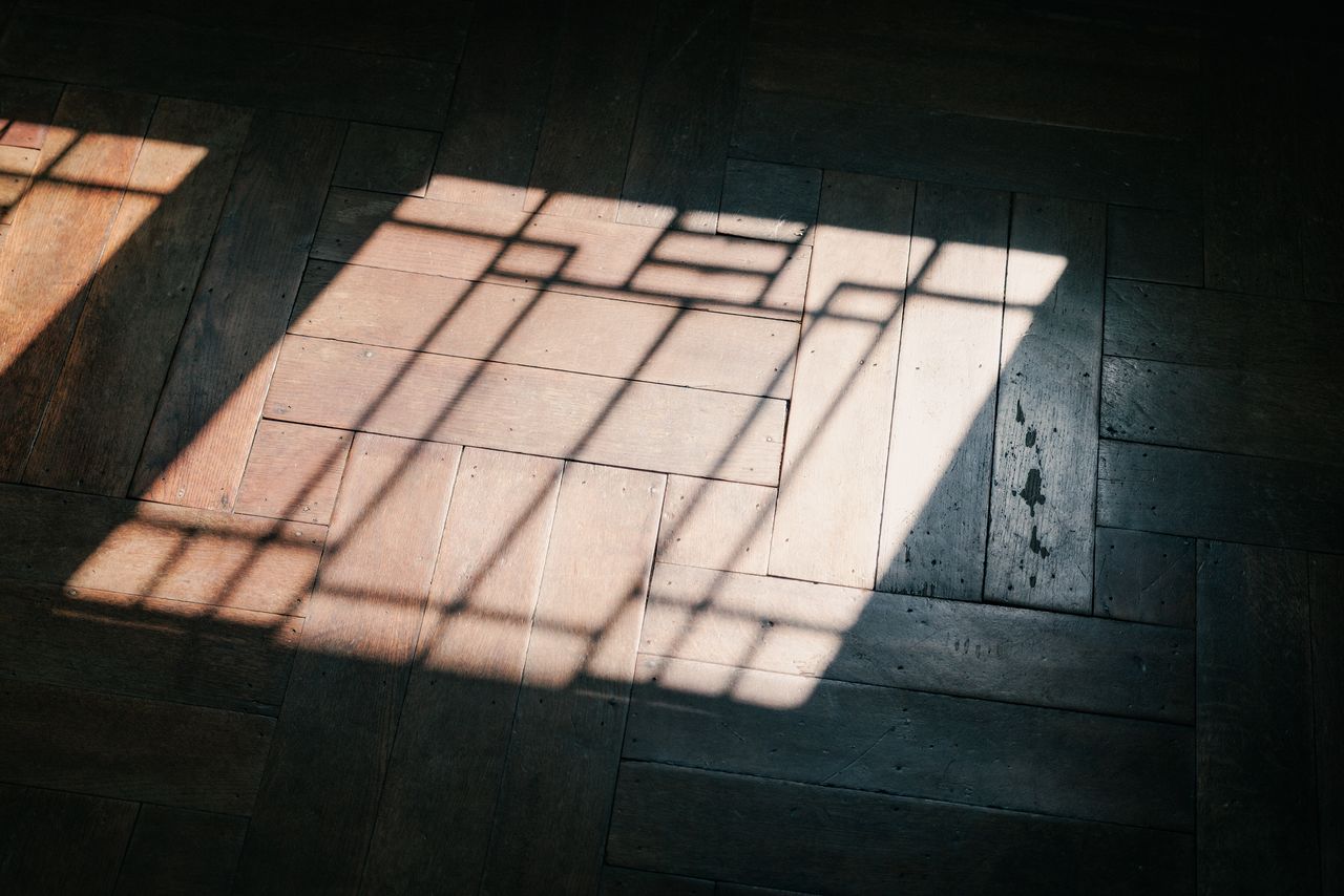 During renovations of the Western wing, each plank of the wooden floor was removed, before being reassembled like a jigsaw. (© Kawaguchi Yōko)