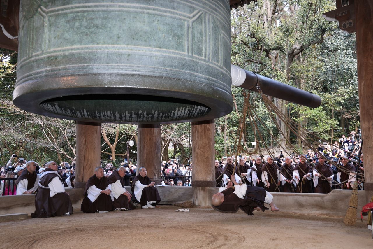 The bell at Kyoto’s Chion’in. (© Jiji)