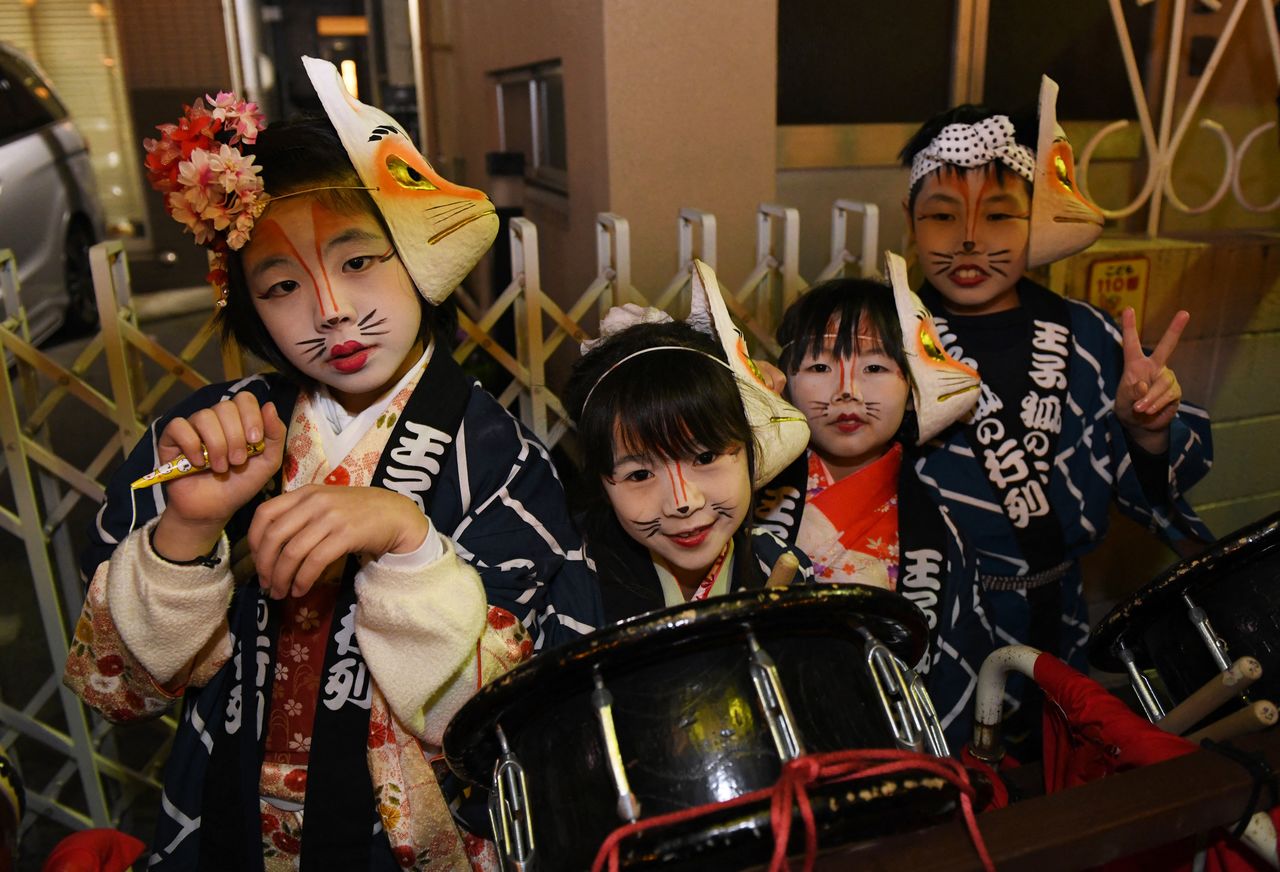 Children participating in the Fox Parade. (© AFP/Jiji)