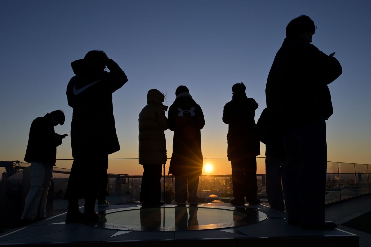 The first sunrise, as viewed from Shibuya Sky. (© Jiji)