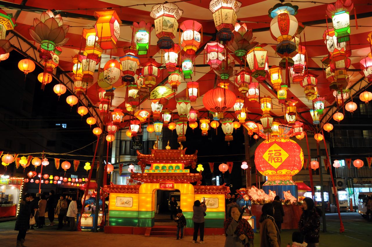 The main Minato Park venue of the Nagasaki Lantern Festival. (© Nagasaki Prefecture Tourism Association)