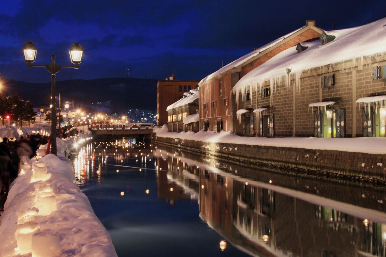 The canal lit up at the Otaru Snow Light Path Festival. (© Otaru Tourism Photo Library)