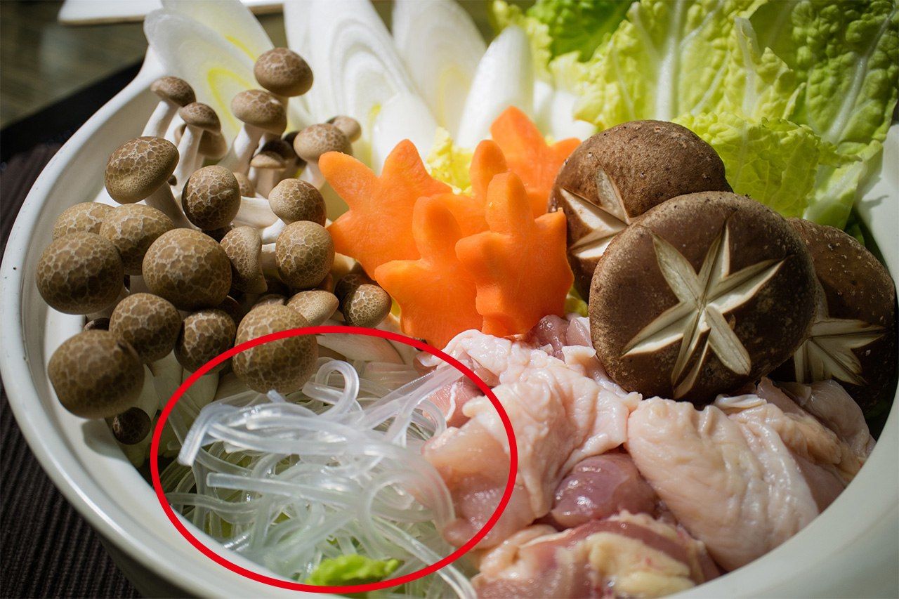 Dried kuzukiri can be added to nabe hotpots (see it circled here), but remember to rehydrate the noodles first! (© Pixta)