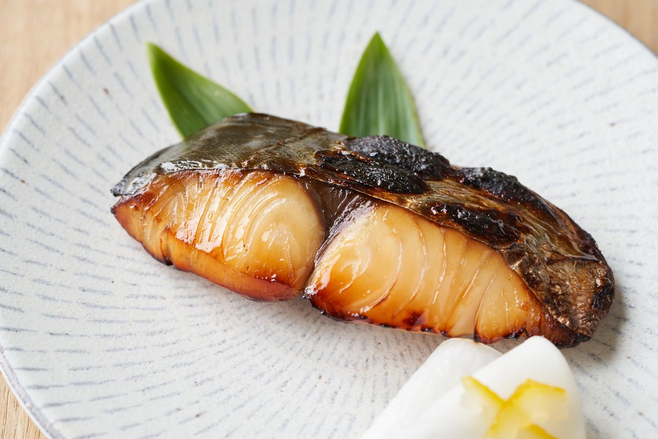 A cut of fish grilled yūan-yaki style. (© Pixta)