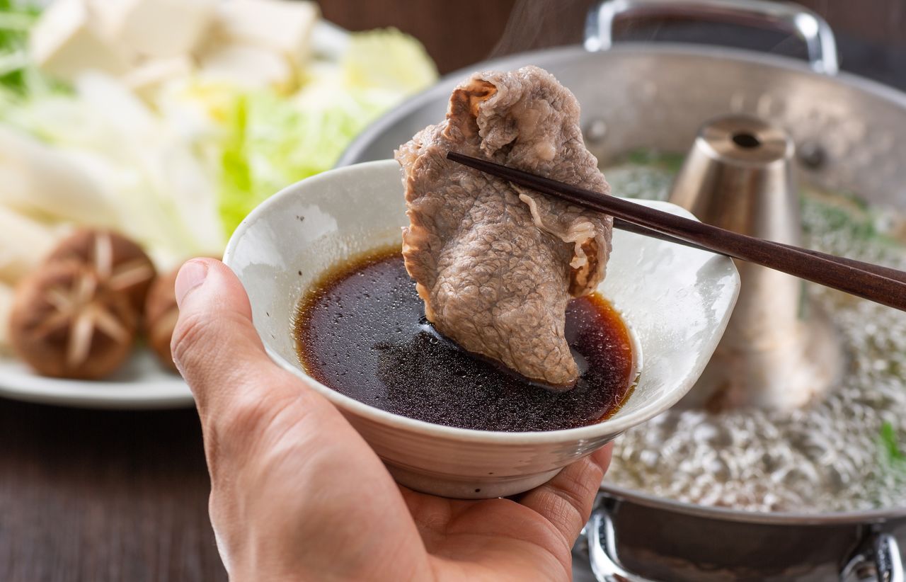 Yuzu ponzu is the perfect dipping sauce for stewed meat. (© Pixta)