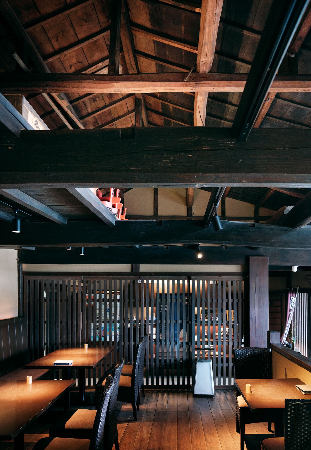 This space has been renovated and the ceiling removed, revealing the original roof trusses. (© Kawaguchi Yōko)