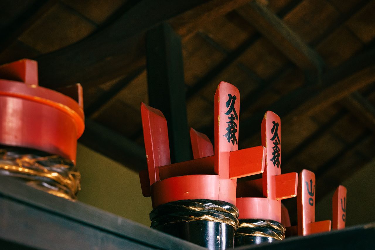 These vermilion lacquered tsunodaru handled vessels, once used in weddings and other celebrations, are now on display in the shop. They bear the Hisamori trade name. (© Kawaguchi Yōko)
