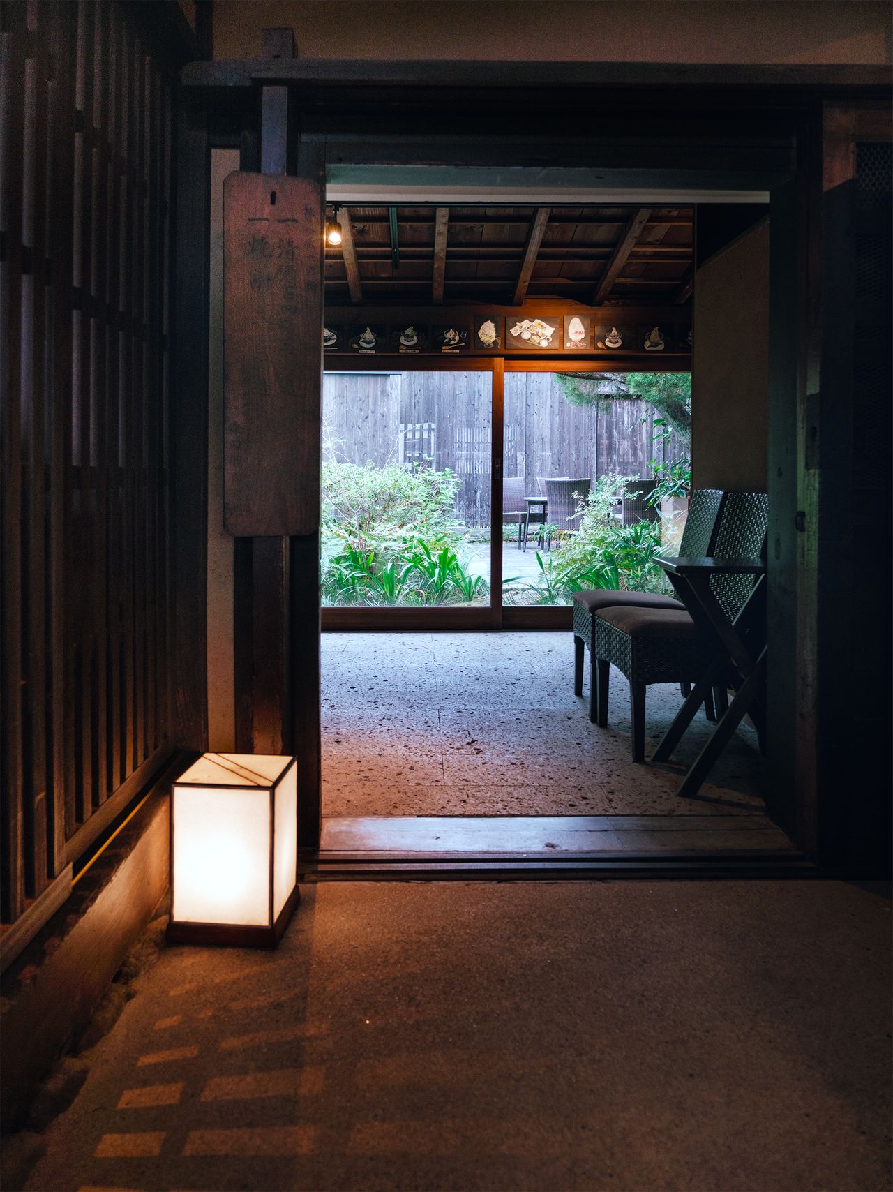 One section alongside the internal garden has a terrace for customers visiting with pets. (© Kawaguchi Yōko)