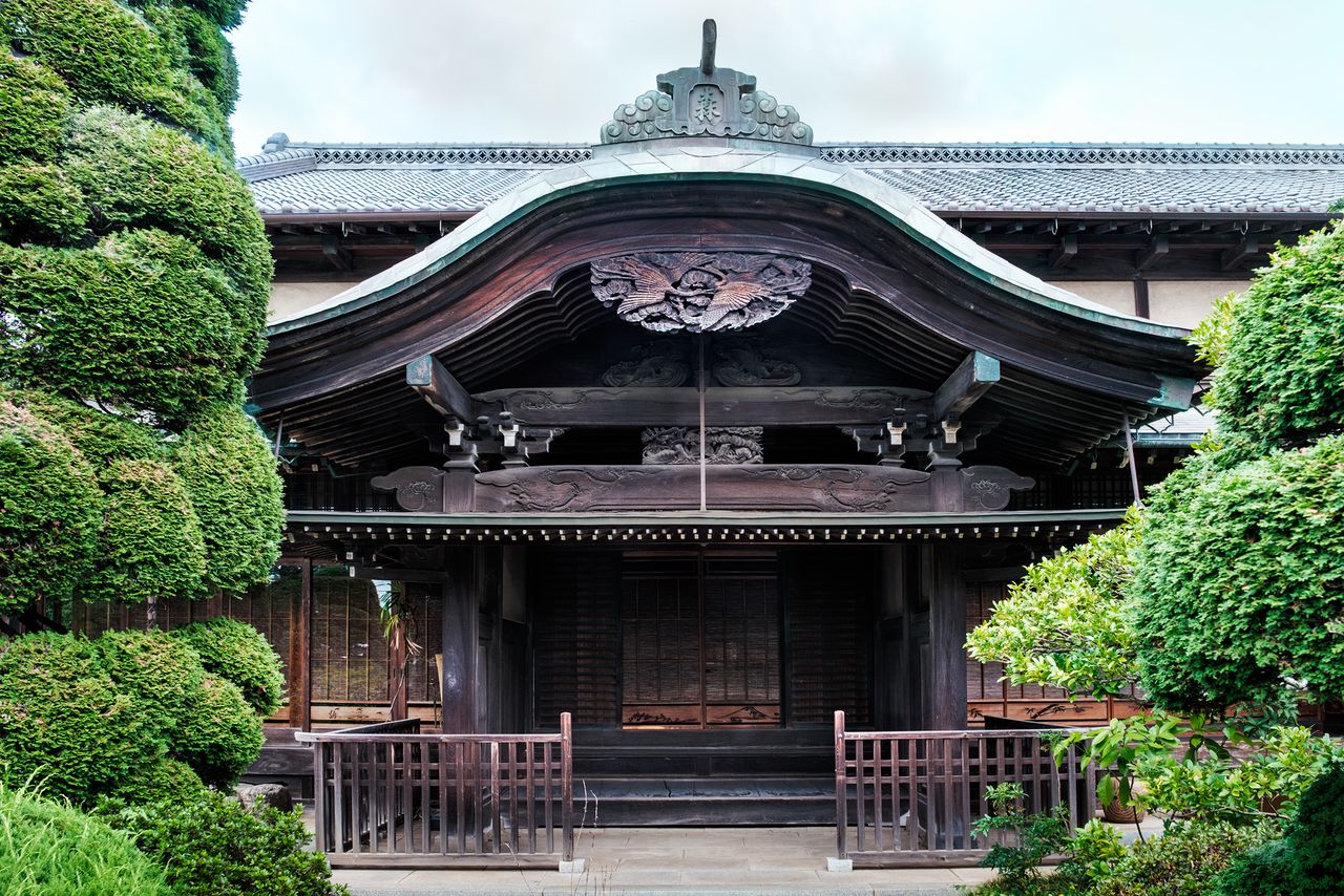 The main house has a beautiful bowed-gable roof over the entrance. (© Kawaguchi Yōko)