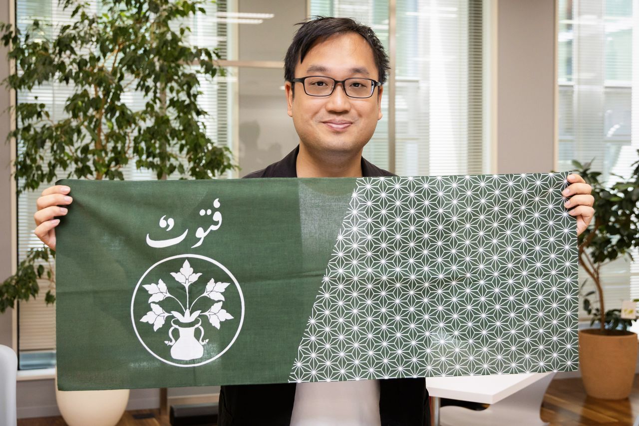 Yamamoto pairs Japan’s traditional hemp leaf motif with the word futuwwa in Arabic on a tenugui cotton towel, along with a motif showing the leaves of the futuwwa tree—whose name can mean “youthfulness” and, by extension, “chivalry.” (© Nippon.com)