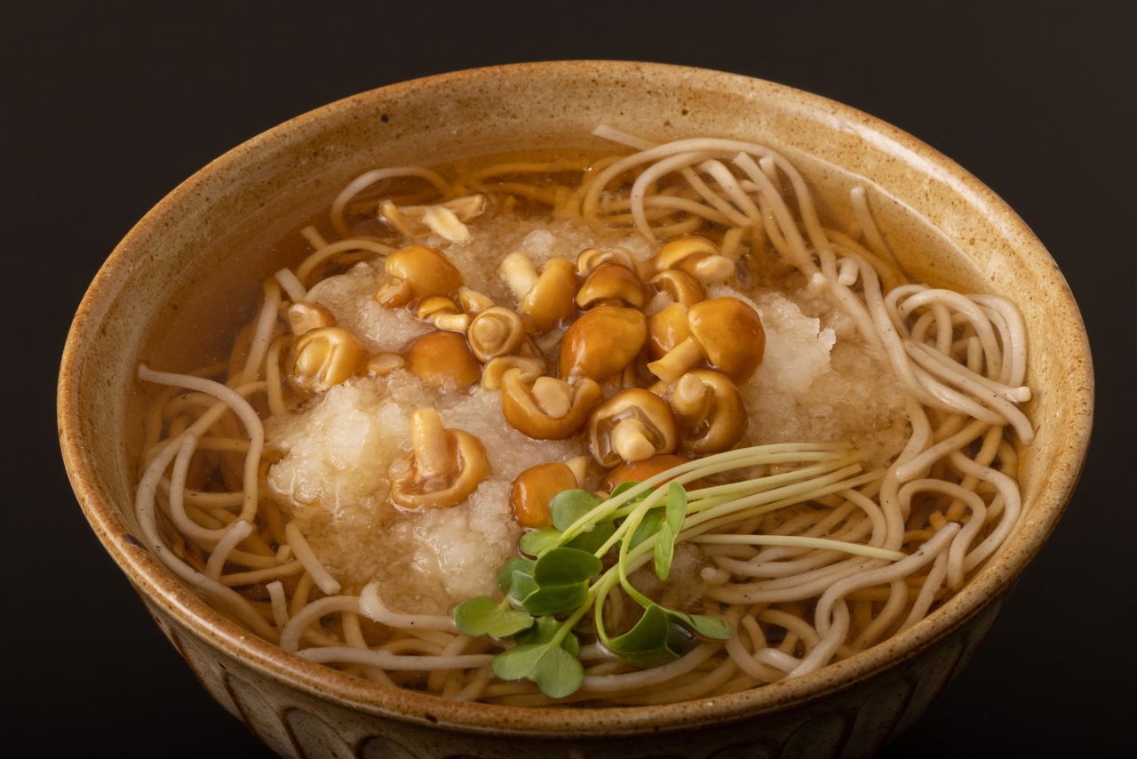 Nameko oroshi soba noodles. (© Pixta)