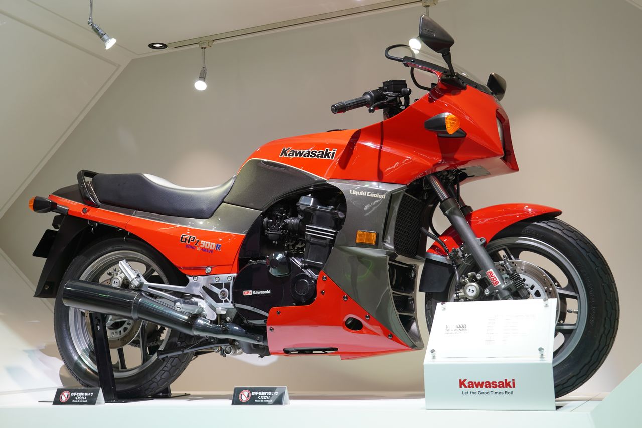 /cap/ The Kawasaki GPZ900R, released in 1984. In the United States, it was sold under the name “Ninja.” Notably, Tom Cruise rode this motorcycle in the movie Top Gun. Photograph taken on October 25, 2023, at the Japan Mobility Show 2023. (© Ōya Yūichi)