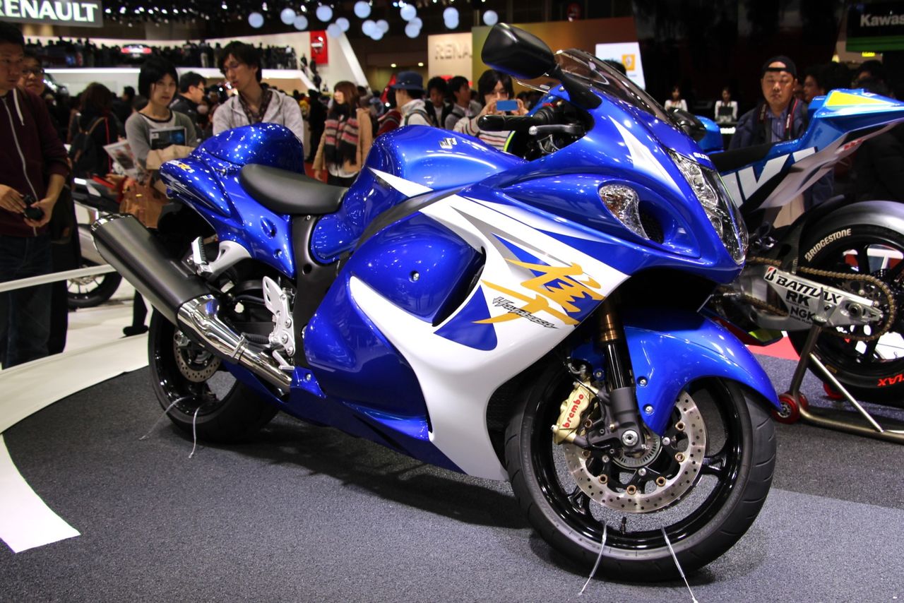 The 1999 Suzuki GSX1300R Hayabusa was followed by the Hayabusa 1300 in 2008, which featured an engine upgrade from 1,299 cc to 1,340 cc. Photograph taken on November 27, 2013, at the Tokyo Motor Show 2013. (© Ōya Yūichi)