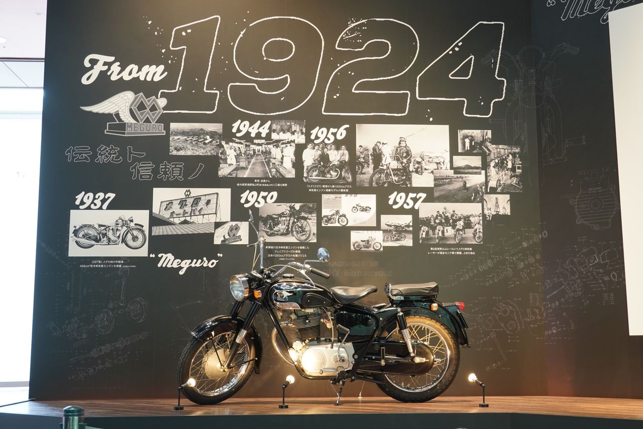 The final model by Meguro Manufacturing was the Kawasaki 250 Meguro SG, built at Kawasaki’s Akashi factory in Hyōgo Prefecture and first released in 1964. “Meguro” was removed from the name the following year. Photograph taken on October 25, 2023, at the Japan Mobility Show 2023. (© Ōya Yūichi)