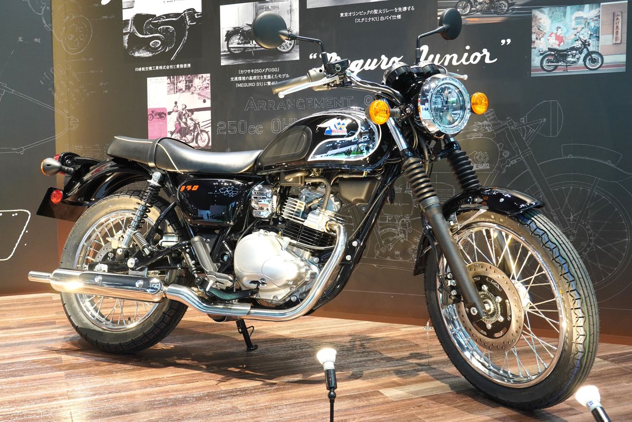 The Meguro S1 was announced in 2024 as the official successor of the Kawasaki 250 Meguro SG. Its chrome-plated fuel tank and elegantly colored emblem masterfully re-create the atmosphere of 1964. Photograph taken on October 25, 2023, at the Japan Mobility Show 2023. (© Ōya Yūichi)