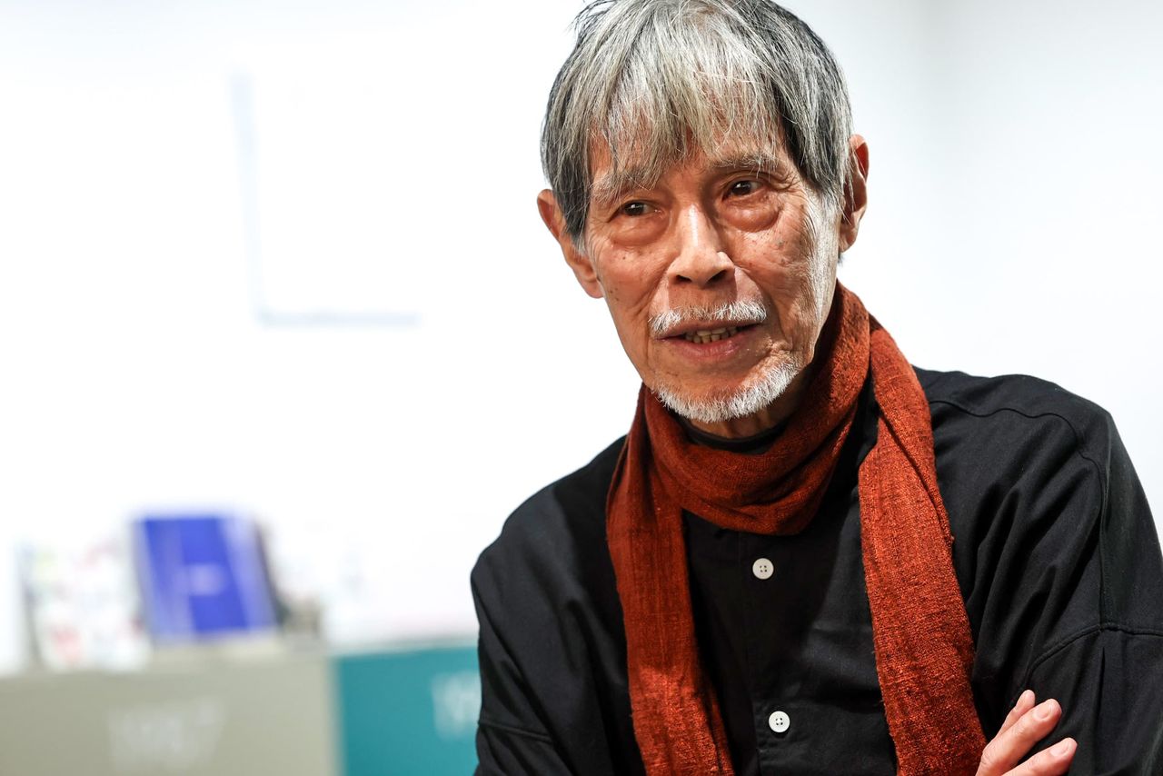 Gomi Tarō says his picture books are not particularly aimed at children. (© Hanai Tomoko)