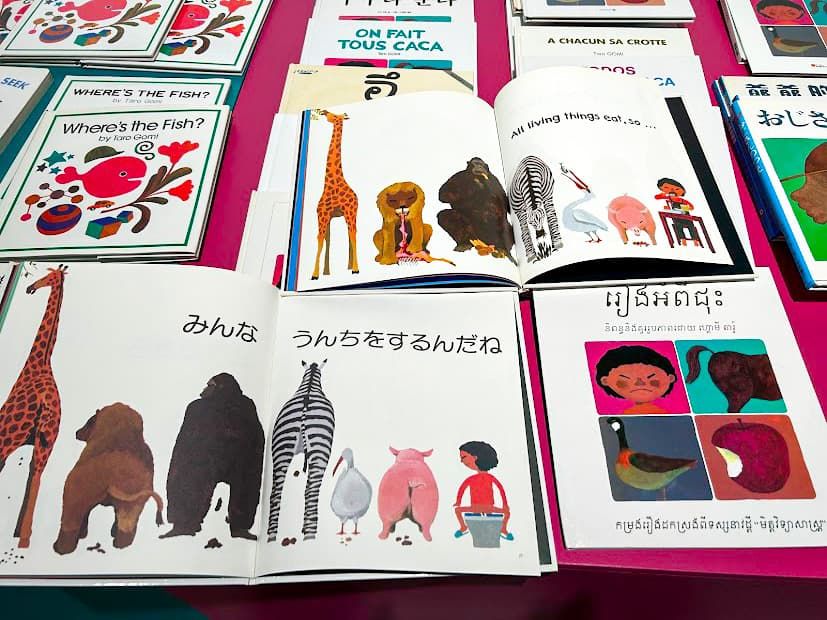 Gomi’s charming illustration shows everyone lined up doing a poop. (© Nippon.com)