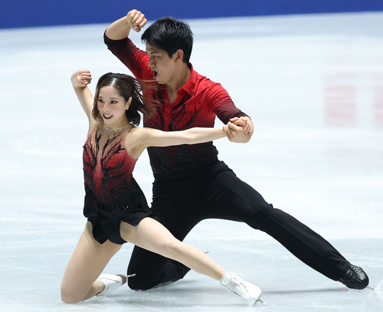 Miura Riku (left) and Kihara Ryūichi performing in the pairs short program at the Japan national championships on December 20, 2025, at the Yoyogi National Gymnasium, Tokyo. (© Jiji)
