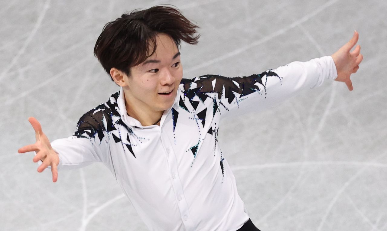 Kagiyama Yūma performing in the men’s short program at the Grand Prix Final on December 4, 2025, at IG Arena, Aichi. (© Jiji)