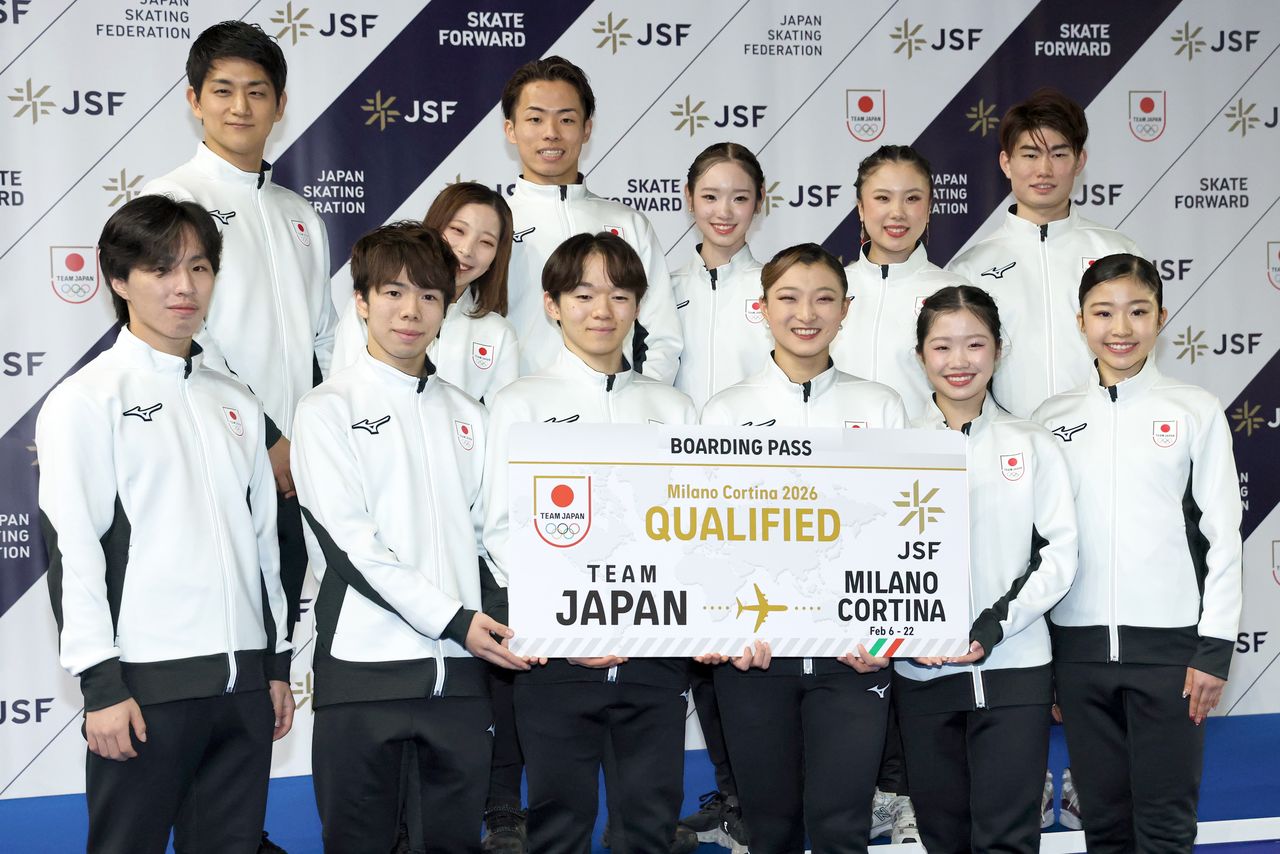The athletes representing Japan in the upcoming Milano Cortina Olympics pose for a photo at Tokyo’s Yoyogi National Gymnasium on December 21, 2025. Front row from left: men’s skaters Miura Kao, Satō Shun, Kagiyama Yūma; women’s skaters Sakamoto Kaori, Nakai Ami, Chiba Mone. Back row from left: pairs skaters Kihara Ryūichi, Miura Riku, Moriguchi Sumitada, Nagaoka Yuna; ice dancers Yoshida Utana, Morita Masaya. (© Jiji)