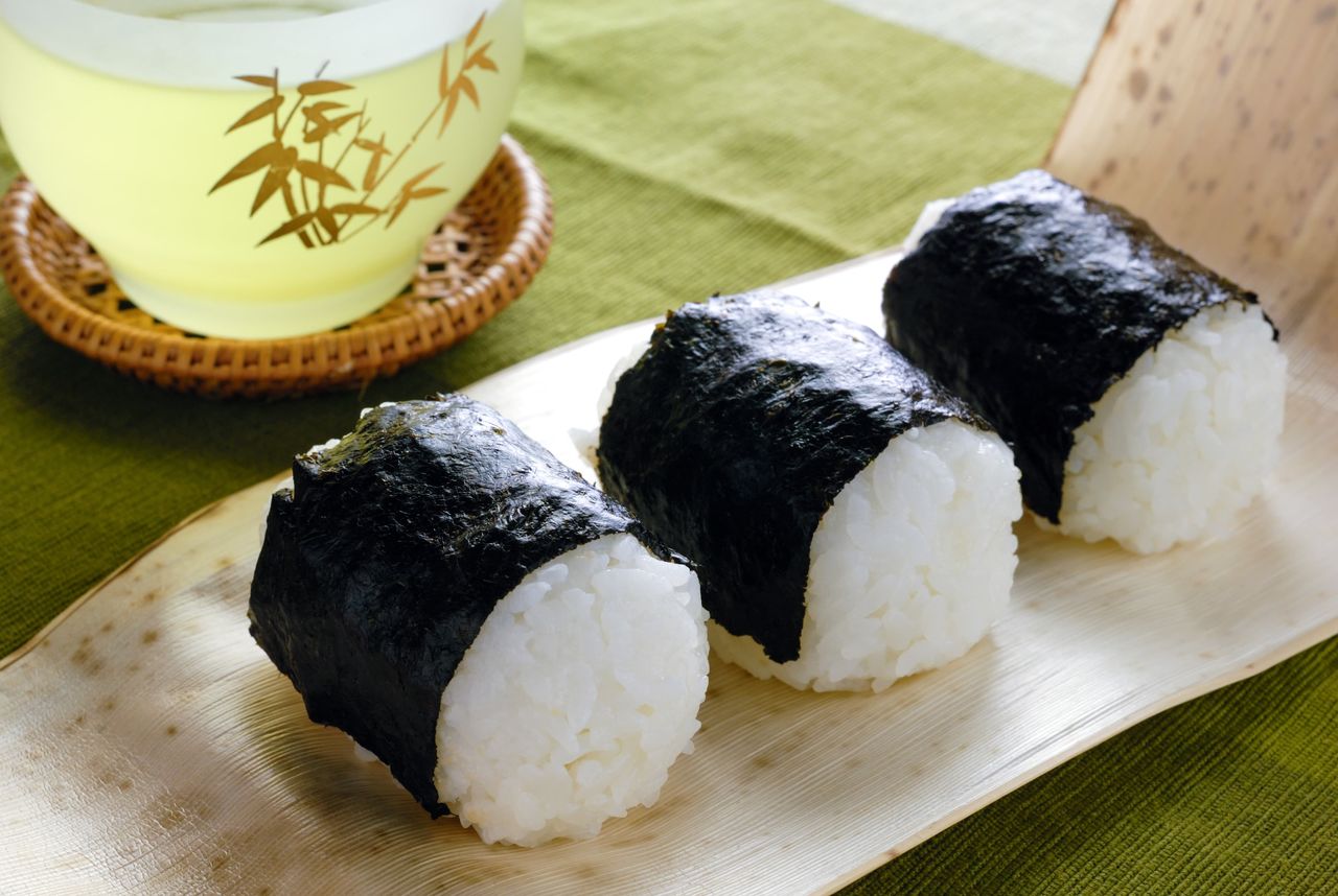 Bale-shaped tawara onigiri. (© Pixta)