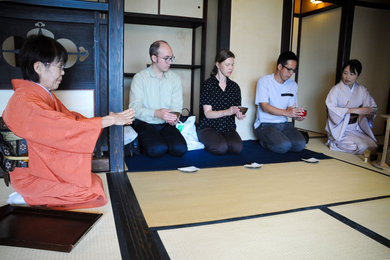 Visitors joining in a tea ceremony at the Tea Museum, Shizuoka. (© Kume Chikuma)