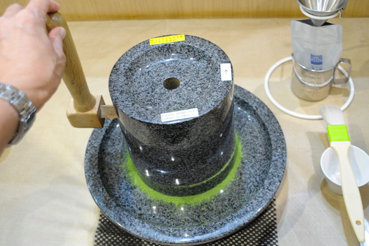 Visitors to the museum can also try grinding tea leaves in a special stone mill. (© Kume Chikuma)