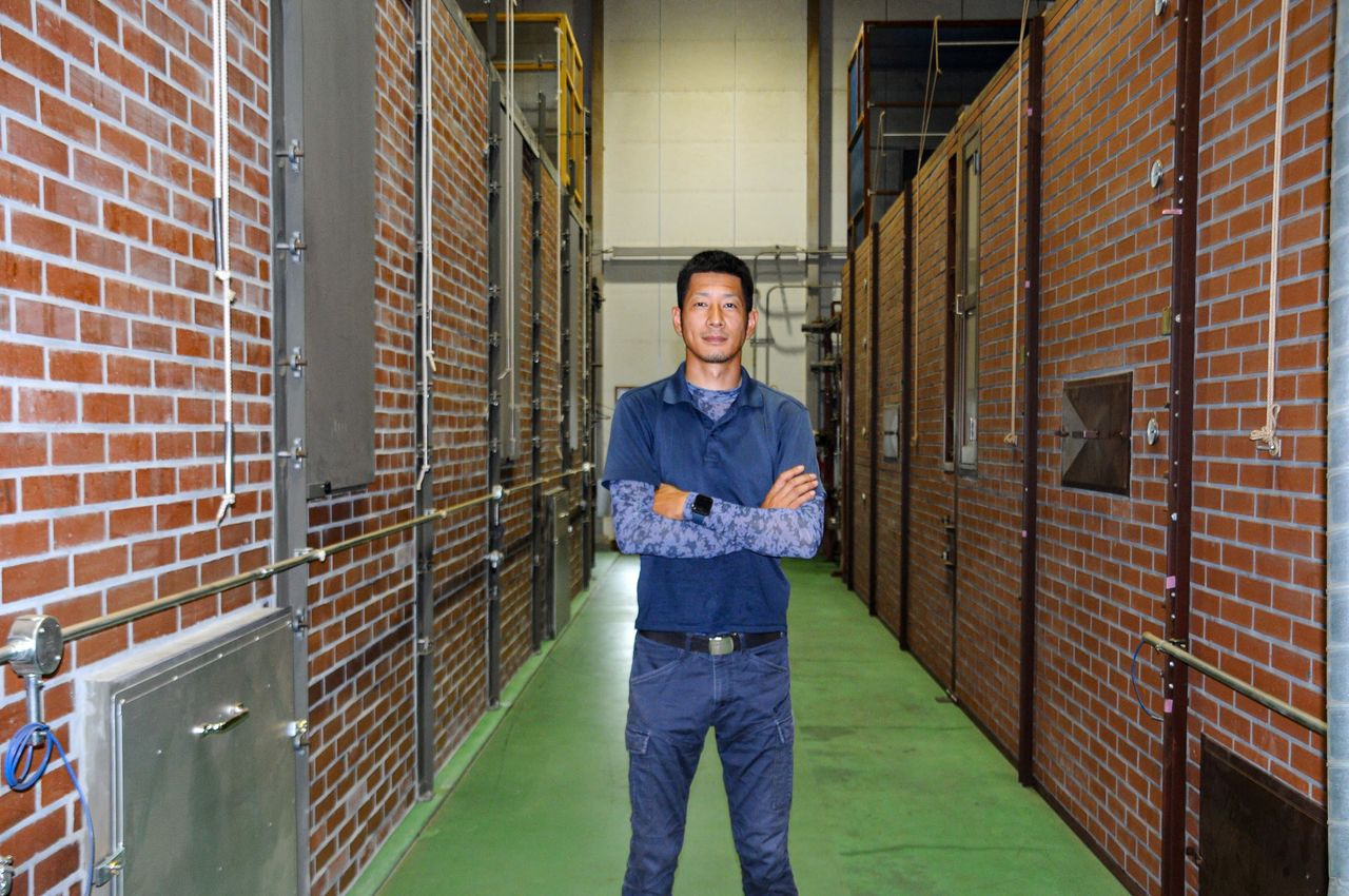 Ōishi shows off his brick kilns used to dry tencha for matcha. (© Kume Chikuma)