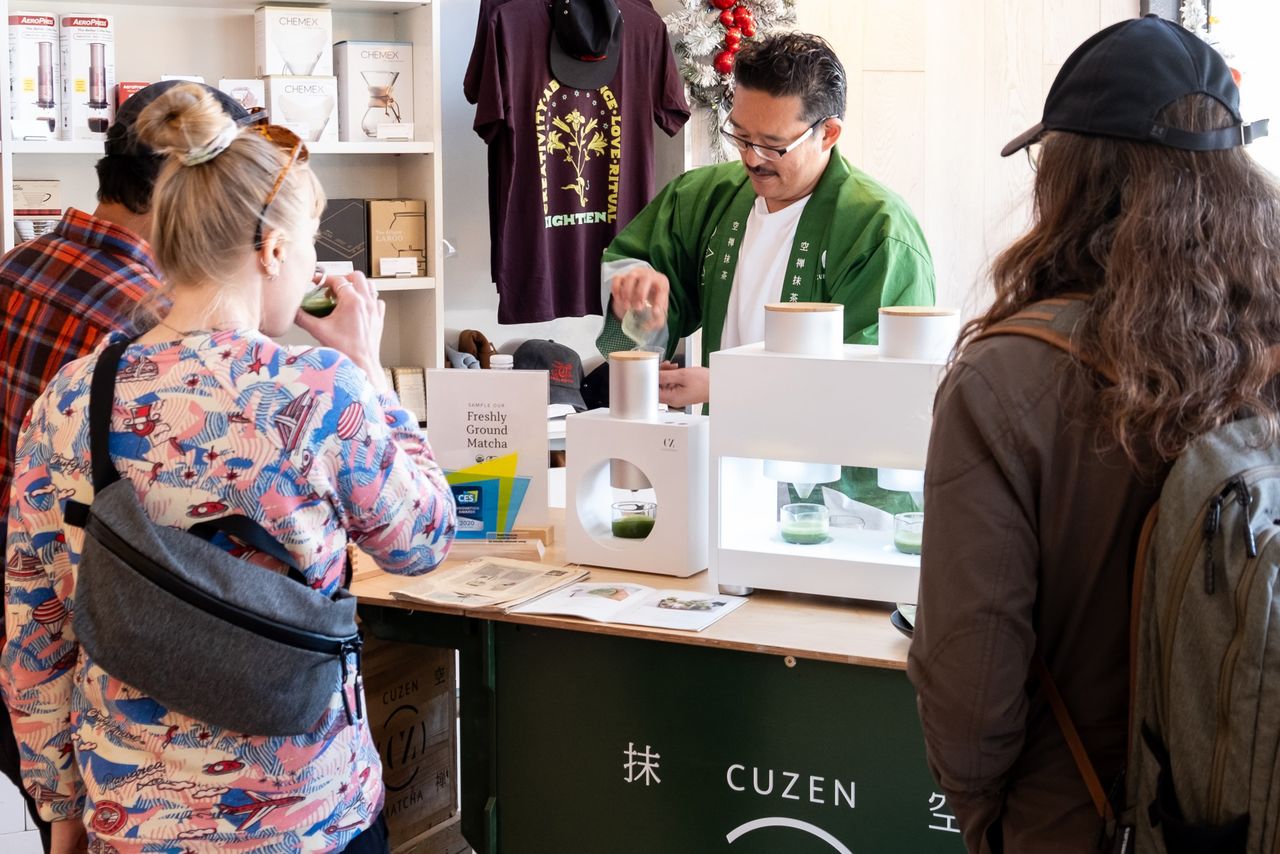 A popup event in the United States using the matcha maker. Drinks made with fresh-ground matcha are increasingly popular. (Courtesy World Matcha)