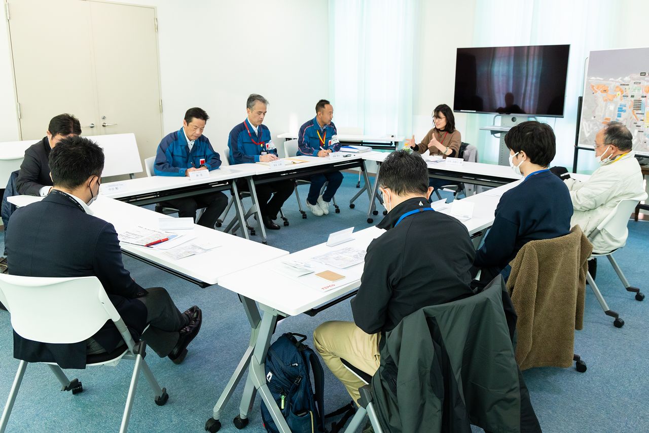 Tour participants take part in a roundtable. (© Hashino Yukinori)