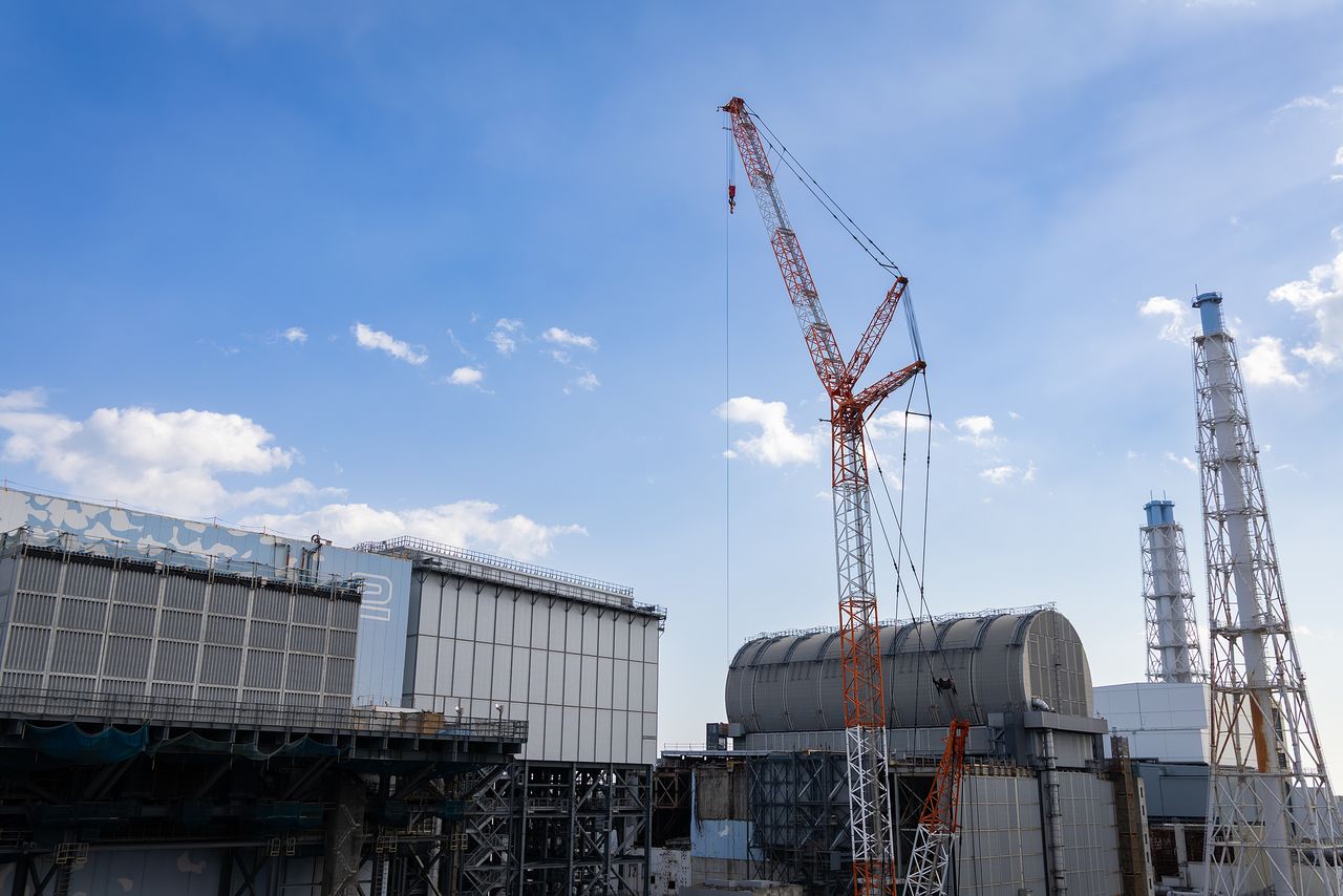 Unit 2, at left, and the rounded dome cover of Unit 3. (© Hashino Yukinori)
