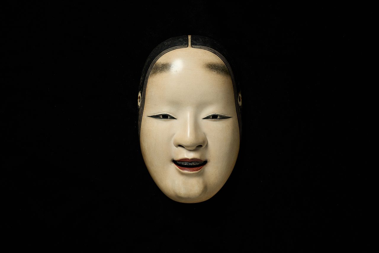 Ko-omote, a young woman’s mask. Kitazawa Hideta. (© Kuratani Kiyofumi)