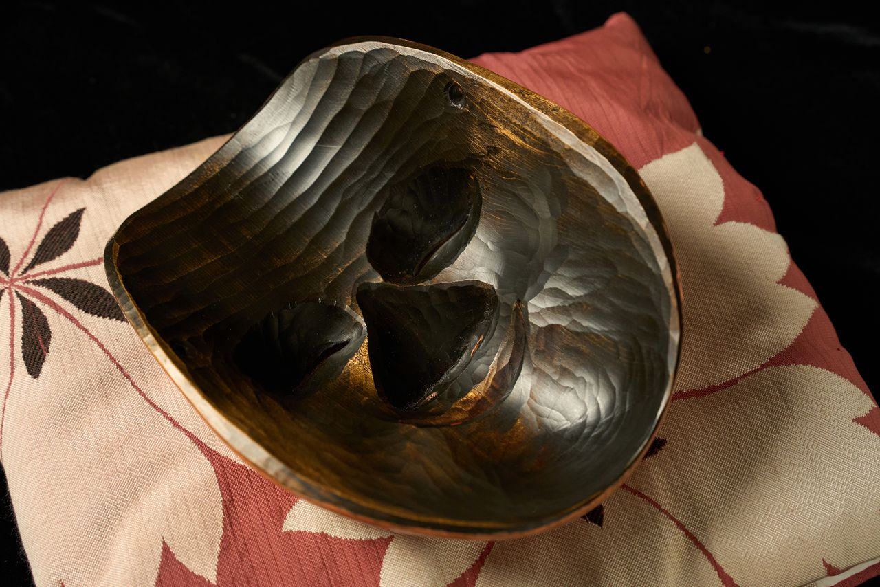 The lacquered interior of a nō mask. (© Kuratani Kiyofumi)