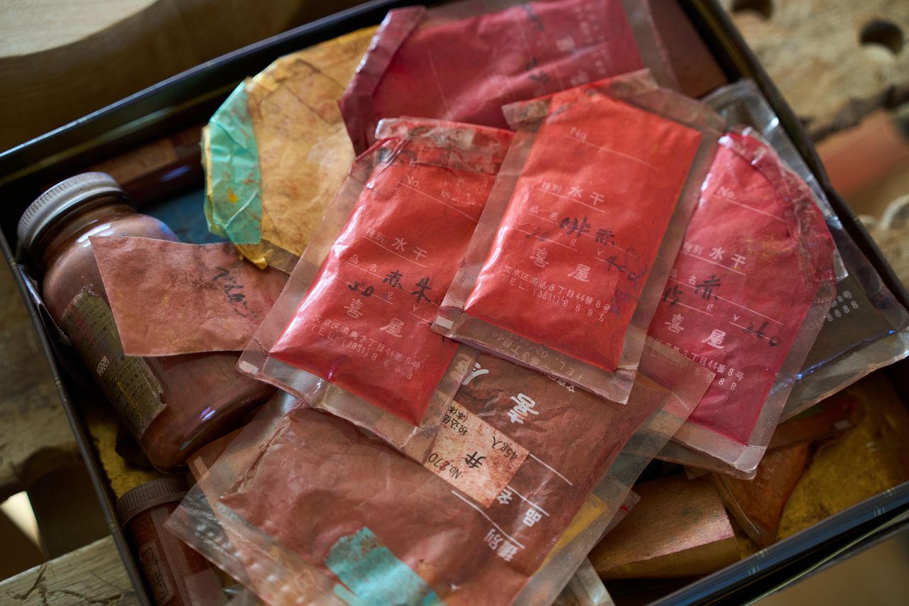 Water-based pigments used by Kitazawa, mixed with gofun for the final touches. (© Kuratani Kiyofumi)