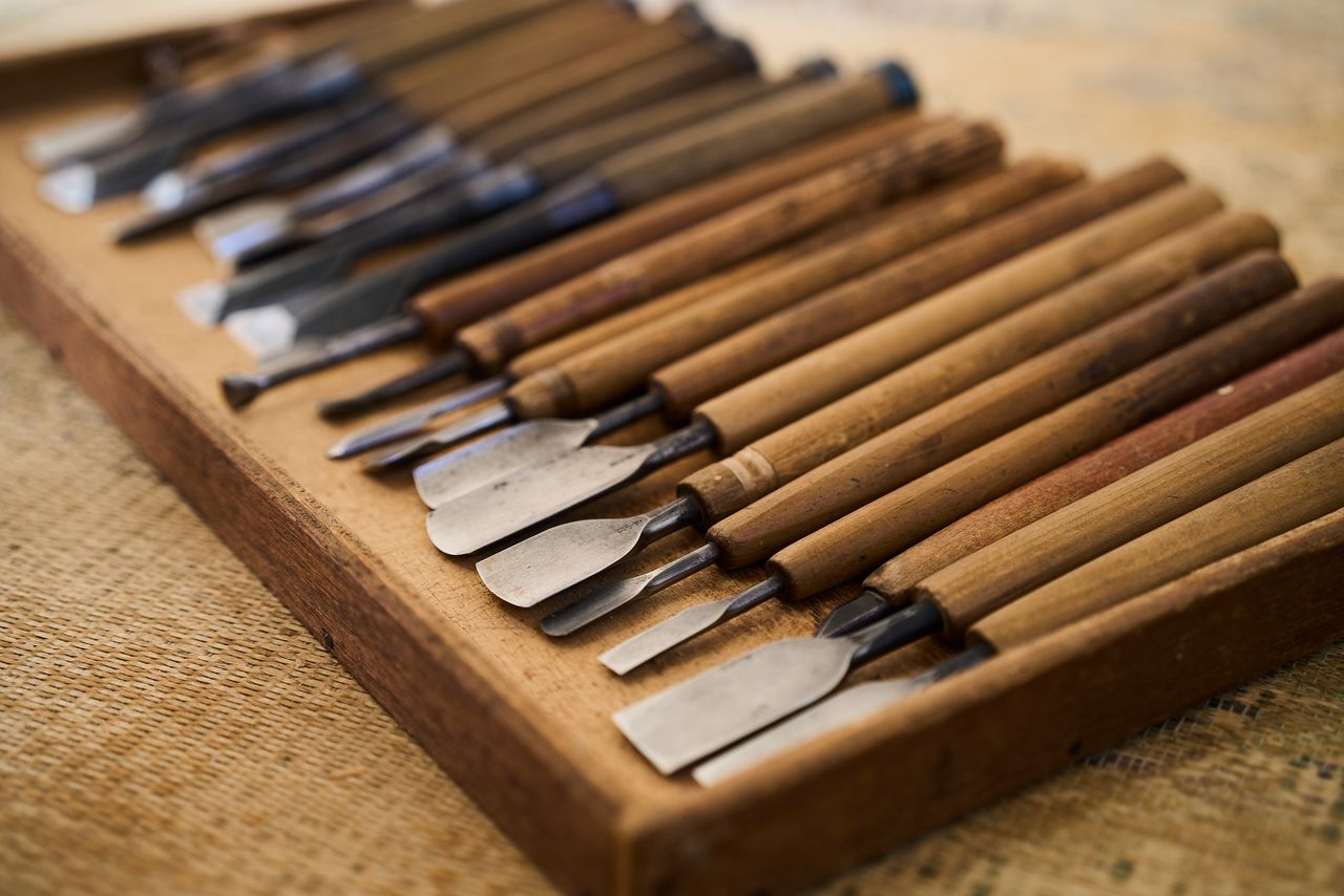 Chisels used in mask carving, selected according to the stage of work. (© Kuratani Kiyofumi)