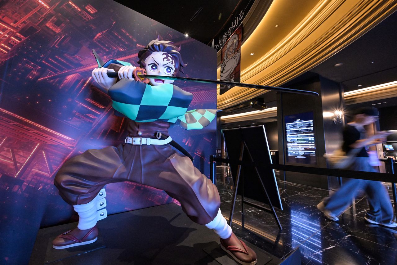 A Demon Slayer: Kimetsu no Yaiba Infinity Castle display at a movie theater in Ikebukuro, Tokyo, in September 2025. (© AFP/Jiji)